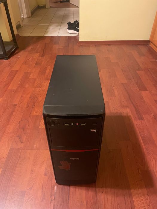 Vând un PC de jocuri în stare bună.