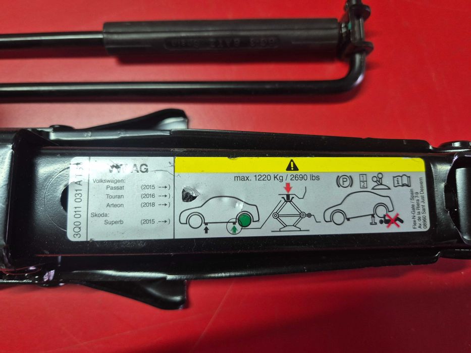Cric Auto Original OEM VW Passat Touran Arteon / Skoda Superb - COD 3Q0011031A