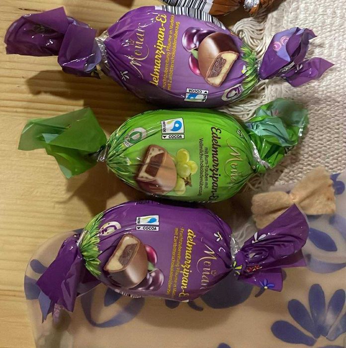 Ou ciocolata martipan Monarc