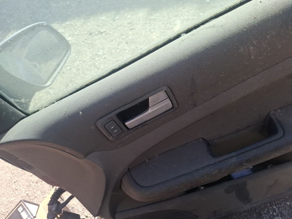 Vand usa drepta fata am și spate ford focus 2 an 2007 broasca geam