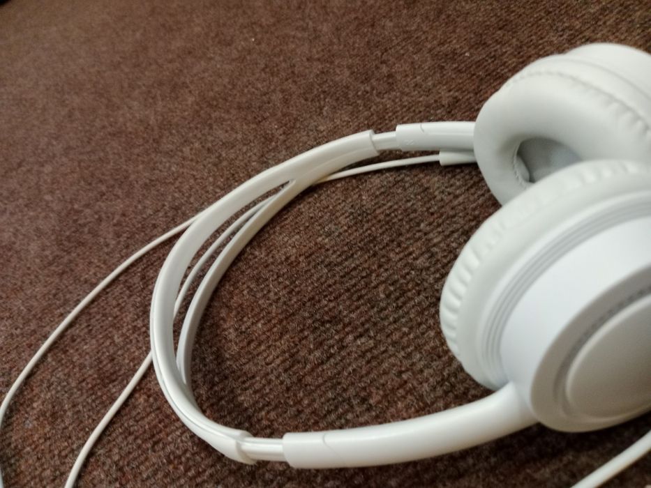 Наушники белыйе.