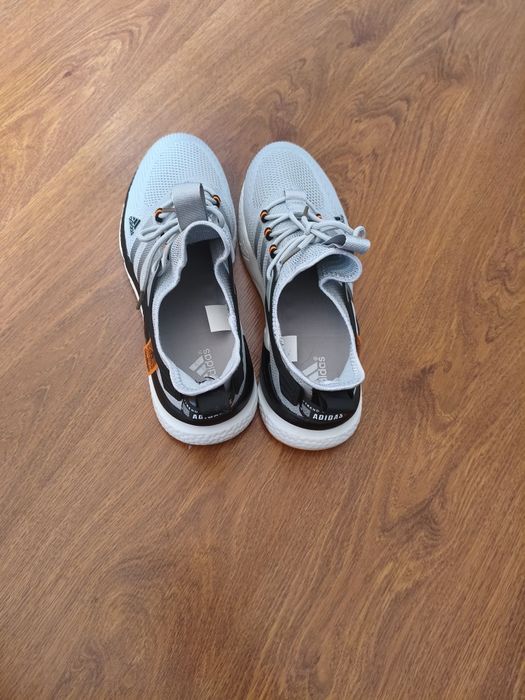 Продам кроссовки Adidas p-p45