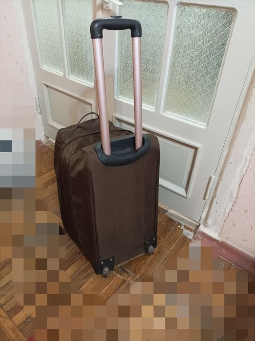 Сумка-чемодан с ручкой на колесах