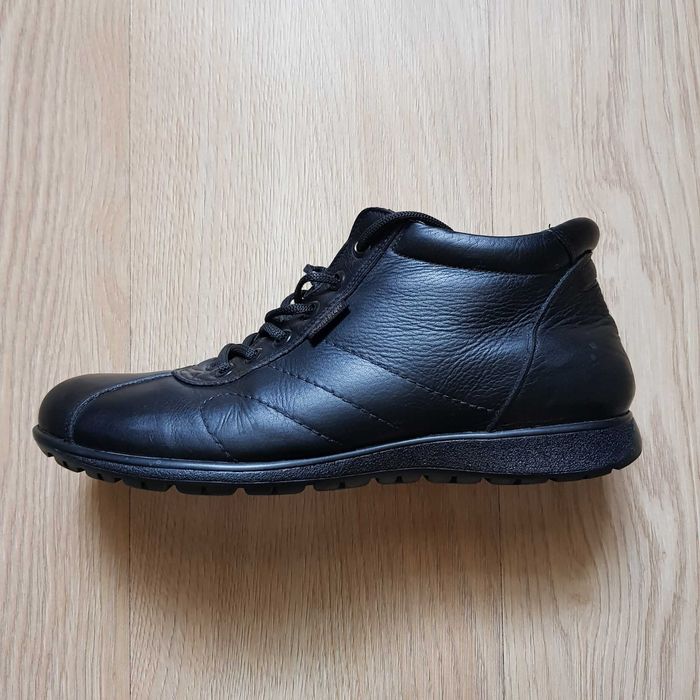 Продам мужские ботинки