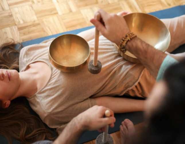 Masaj vibrational cu boluri tibetane