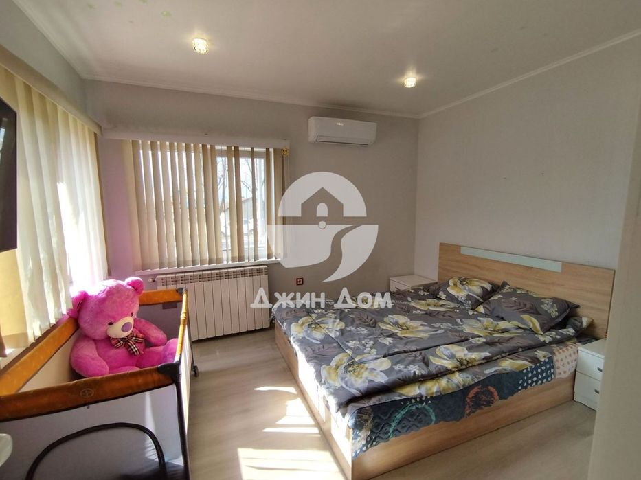 Просторна двуетажна къща в гр. Бяла