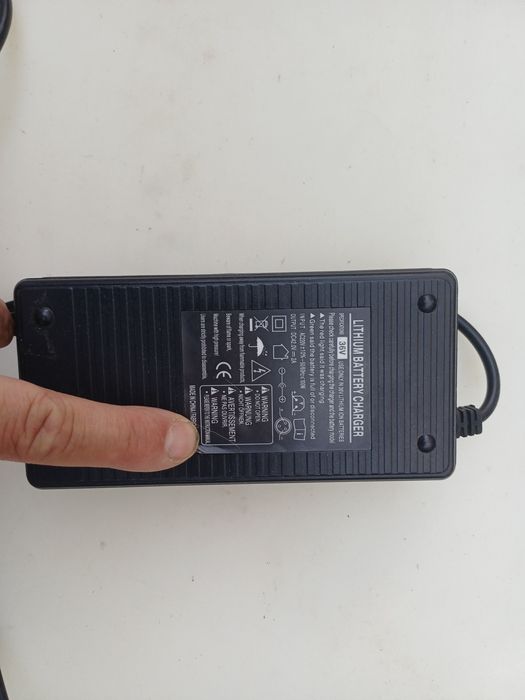 Incarcator baterii li ion 36v  42v  2A cu mufa RCA