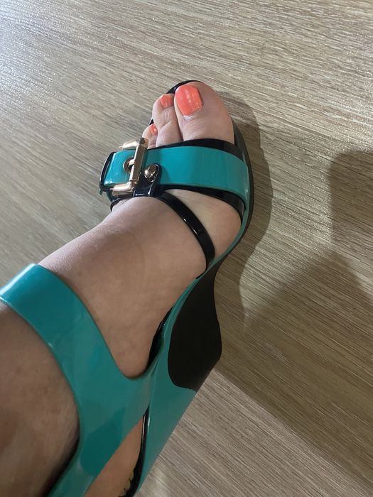 Продам босоножки