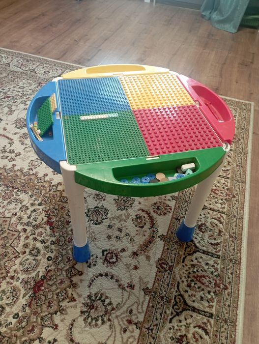 Столик с конструктором лего