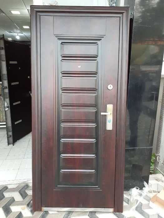 Входная дверь металлическая в упаковке
