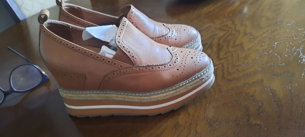 Продам туфли на высокой платформе