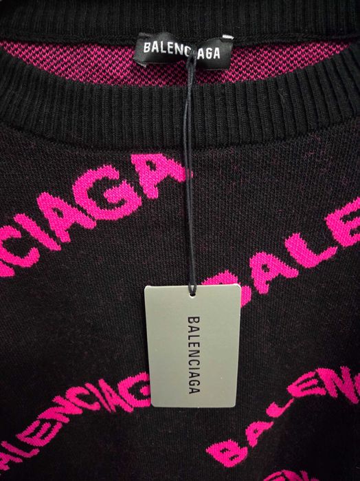 Balenciaga пуловер.Нов