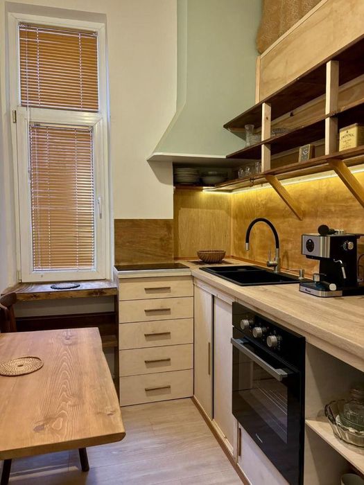 Тристаен, под наем, Център