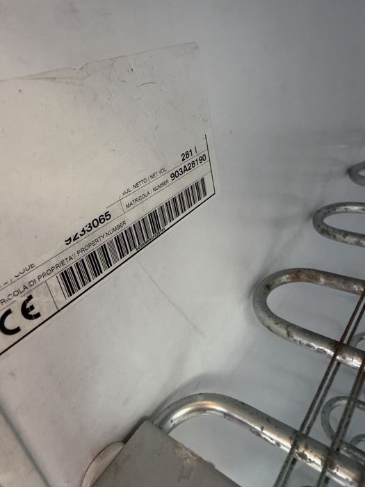 Вертикален фризер 300литря ВхДхШ 199/65/65