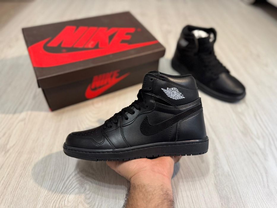 Adidasi Jordan 1 high Triple Black