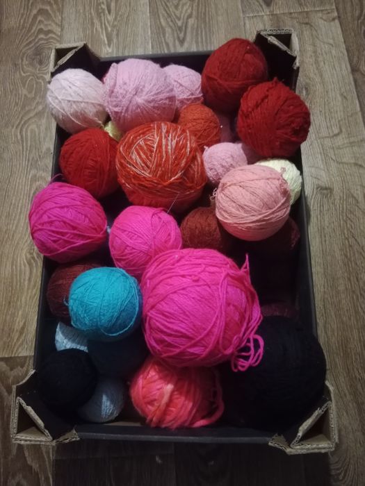 Коробка ниток для вязания