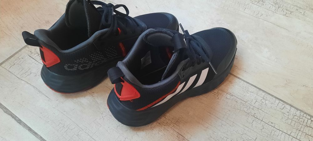Продавам Adidas own the game  40 2/3