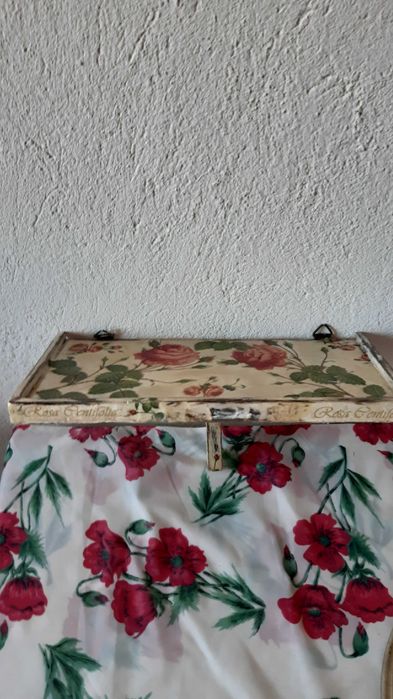 Елипсовидни  и чинии ,кани  и  етажерка за стена