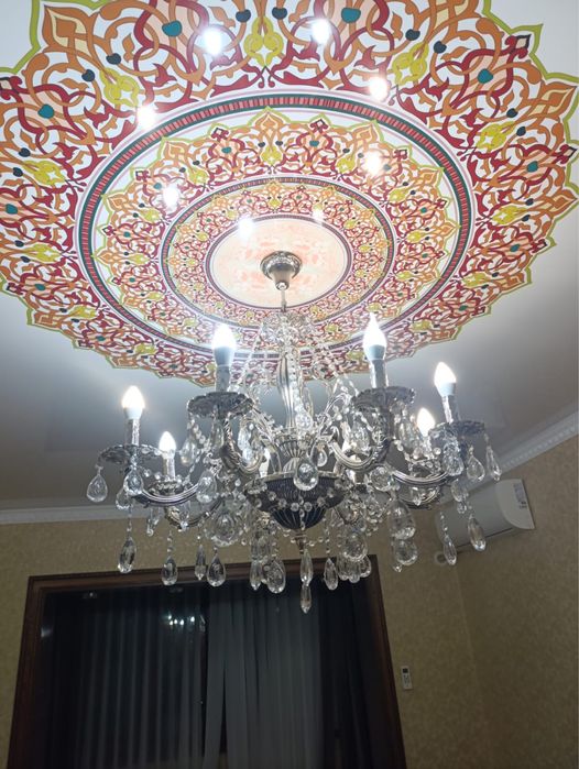Красивая большая люстра