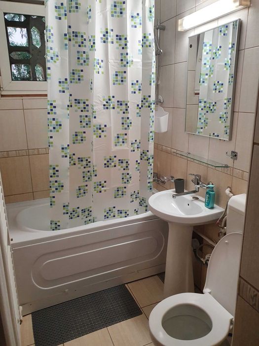 Inchiriez apartament 4 camere in zona 22 Decembrie , Targu-Mures, la 10 minute de UMFSt si Spitalul judetean.