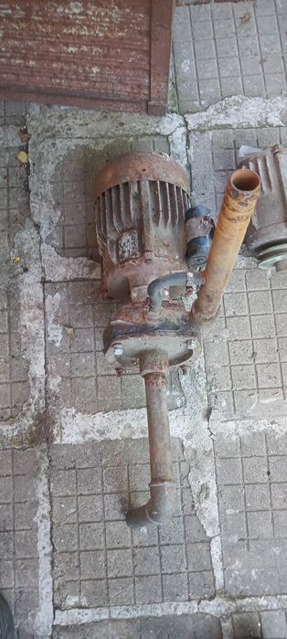 Два броя двигатели