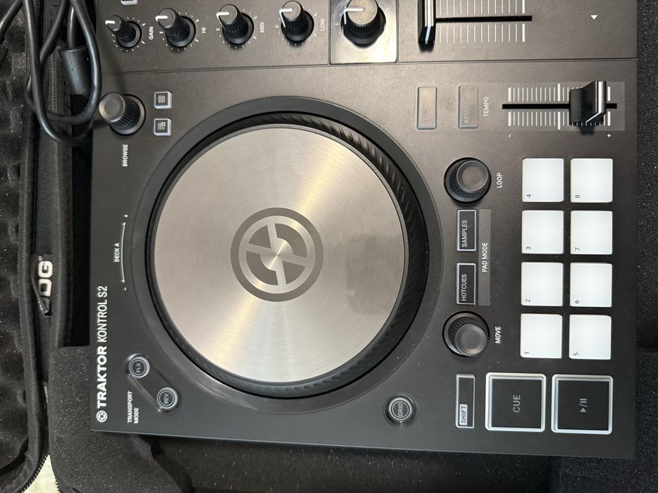 Consola DJ traktor s2 mk3 + husa