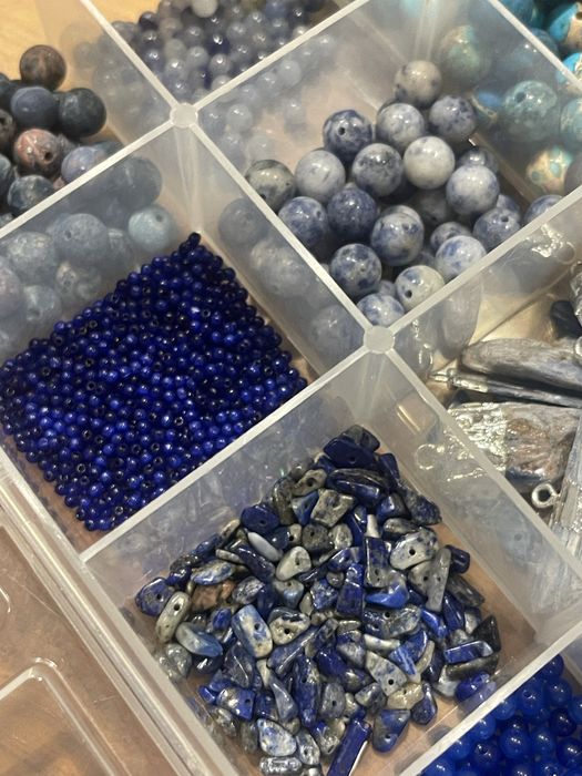 Кутия мъниста за бижута — естествени полускъпоценни камъни и други