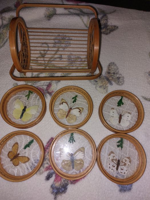 Suport pahare cu fluturi presati