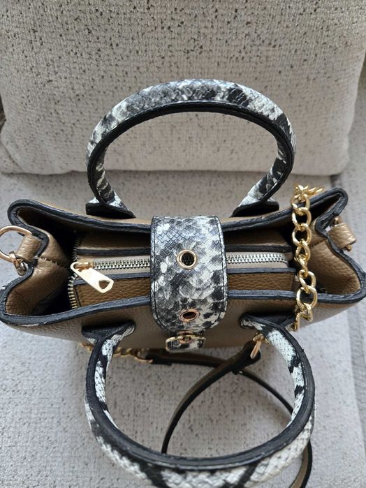 Чанта Guess със змийски принт