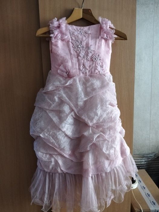 Продам нарядные платья для девочек