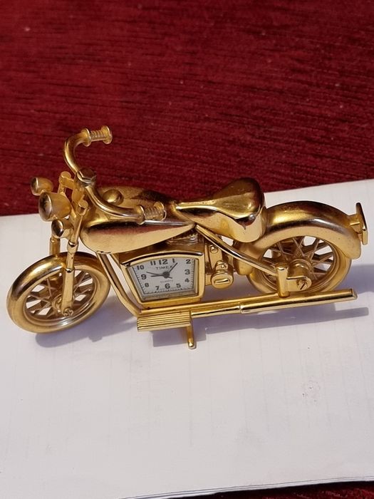 Motocicleta Harley Davidson in miniaturale cu ceas quartz