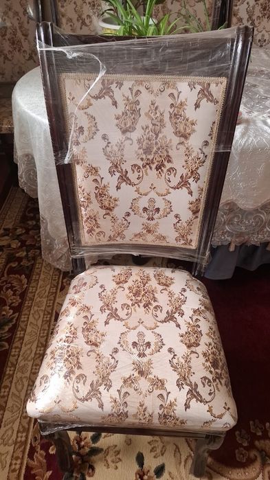 Стол орындығымен сатылады