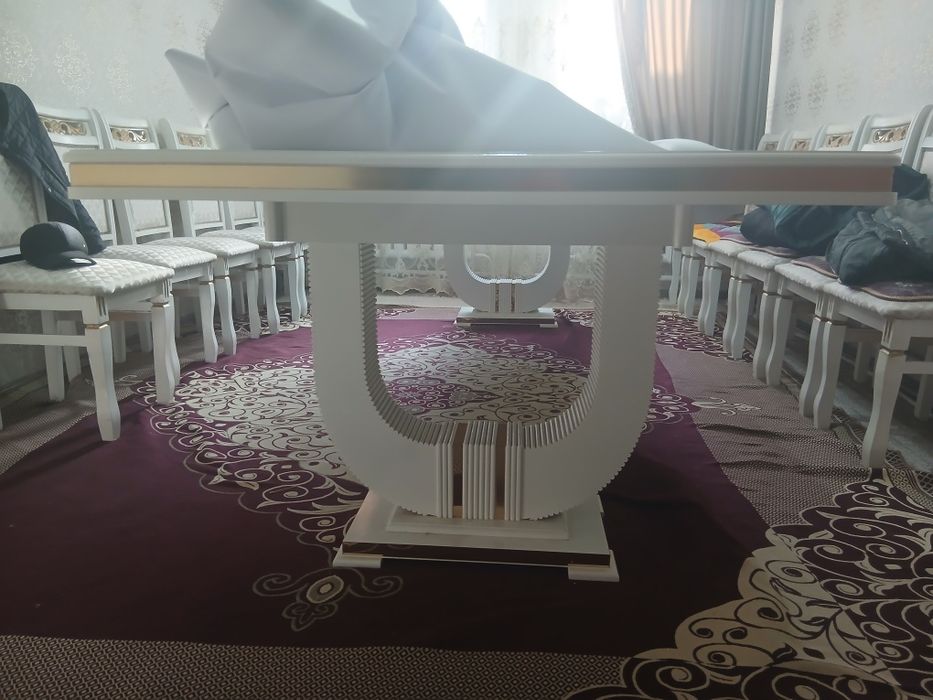 Стол со стулями в зал