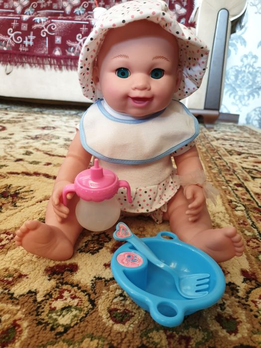 Игрушечный домик и кукла