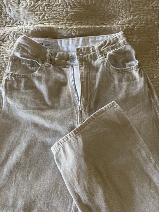 Червен прав панталон Zara и дънки Zara със златно фолио
