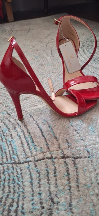 Сандали на висок и нисък ток