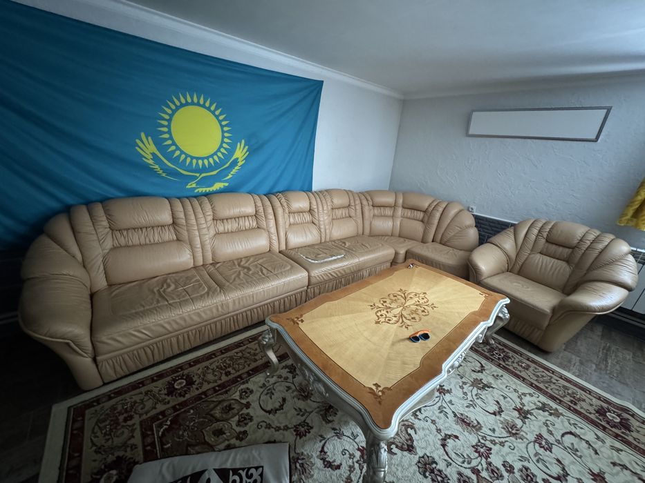 Продам кожаный диван