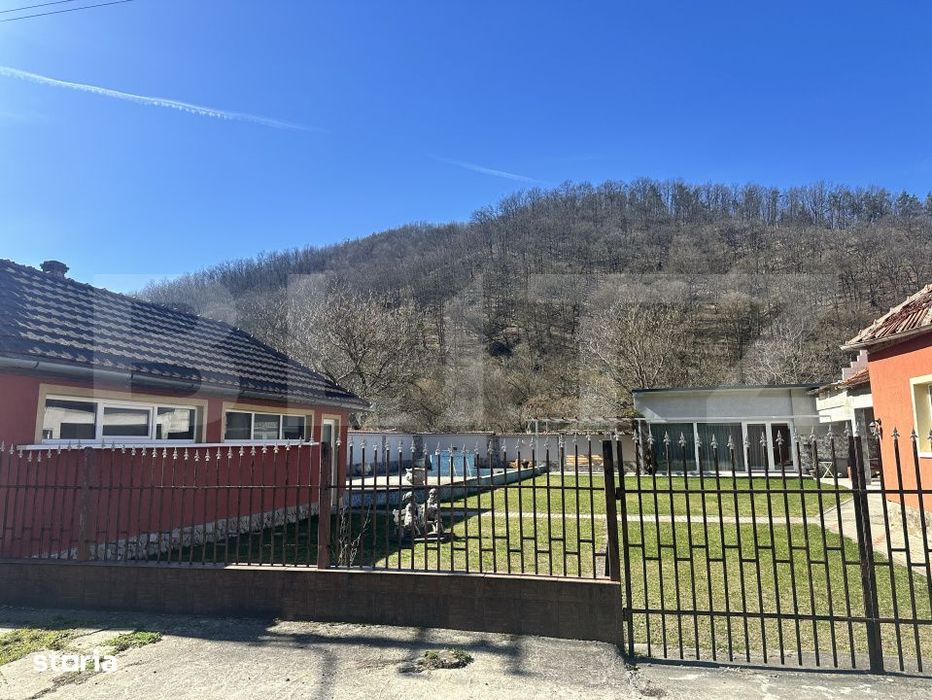 Casa cu piscina si teren generos de 3.298 mp in Lesnic, la 15 minute d