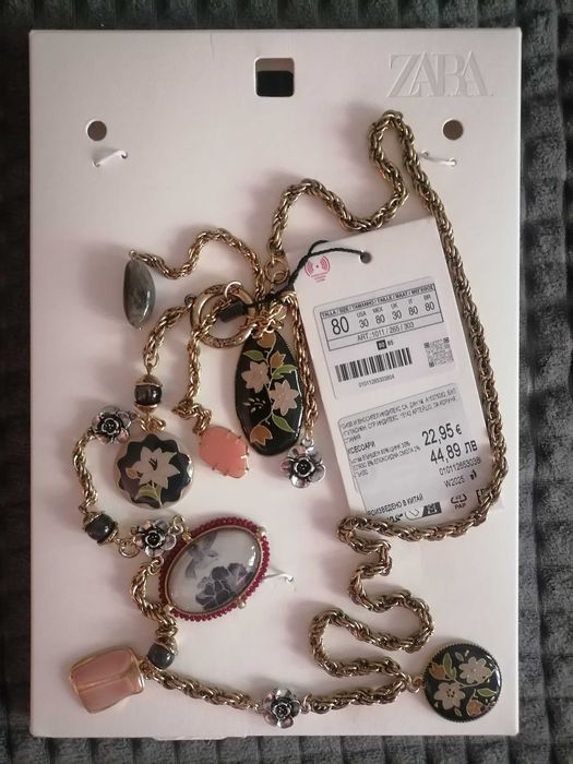 Дамски колан с метални звена, талисмани от смола  Zara