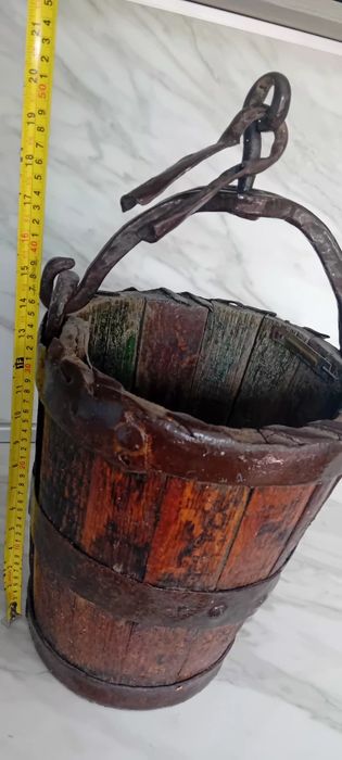 Голяма автентична кофа за вадене вода от геран.