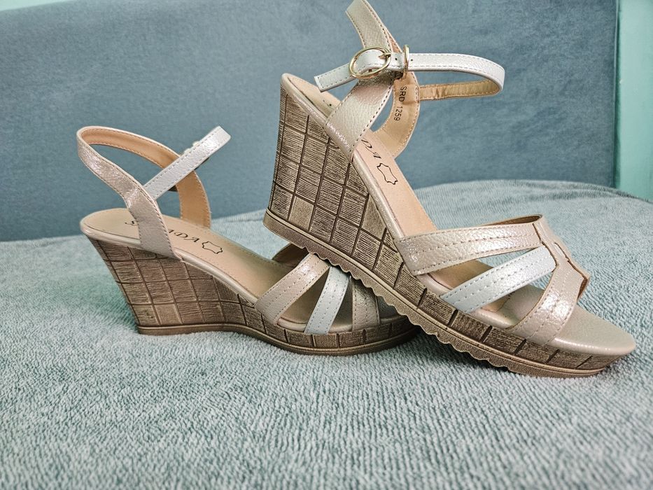 Sandale bej sidefat marimea 38/39