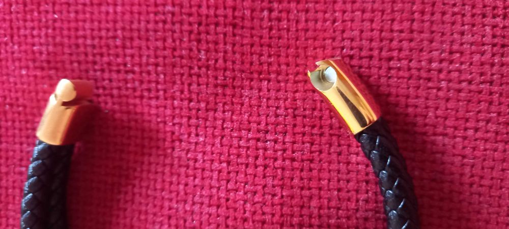 Мъжки гривни от естествена кожа и медицинска стомана с позлата