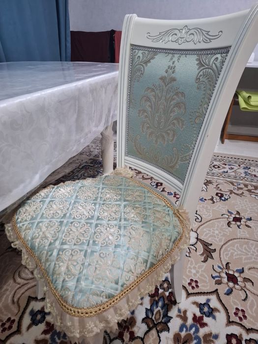 Стол со стульями