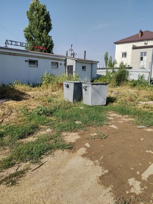 Продаём мусорные баки.