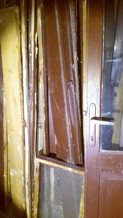 Стари прозорци със стъкла, черчевета и врати.