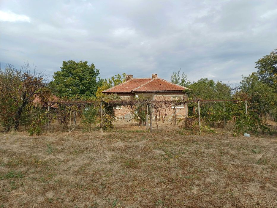 Къща с двор в село Зимница