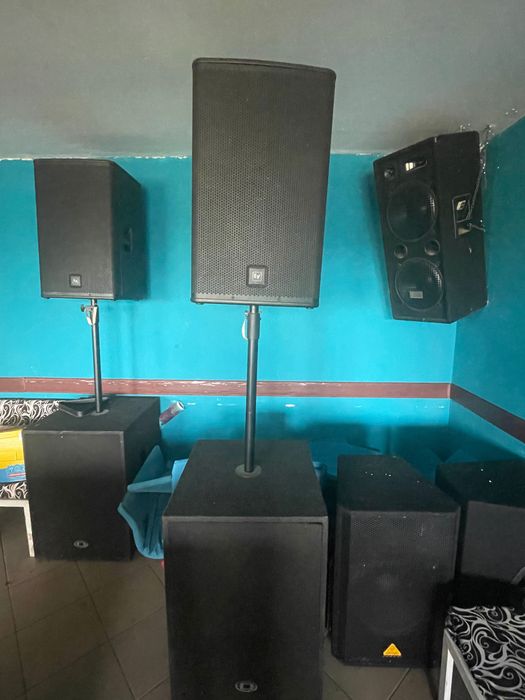 Sistem Sunet electro-voice ELX115, cutii basi, lumini stative