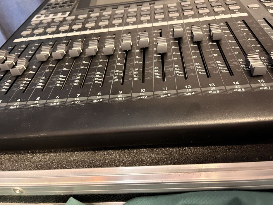 Yamaha V01 96i mixer