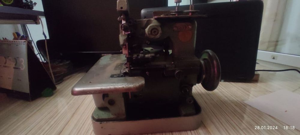 Продам оверлок советского производства