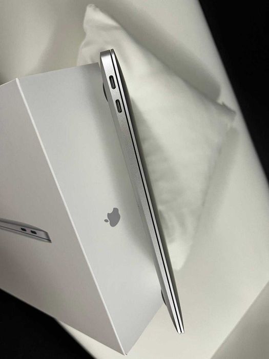 MacBook Air 13-inch,procesor Apple M1, 8CPU si 7GPU,8GB,256GB, Silver